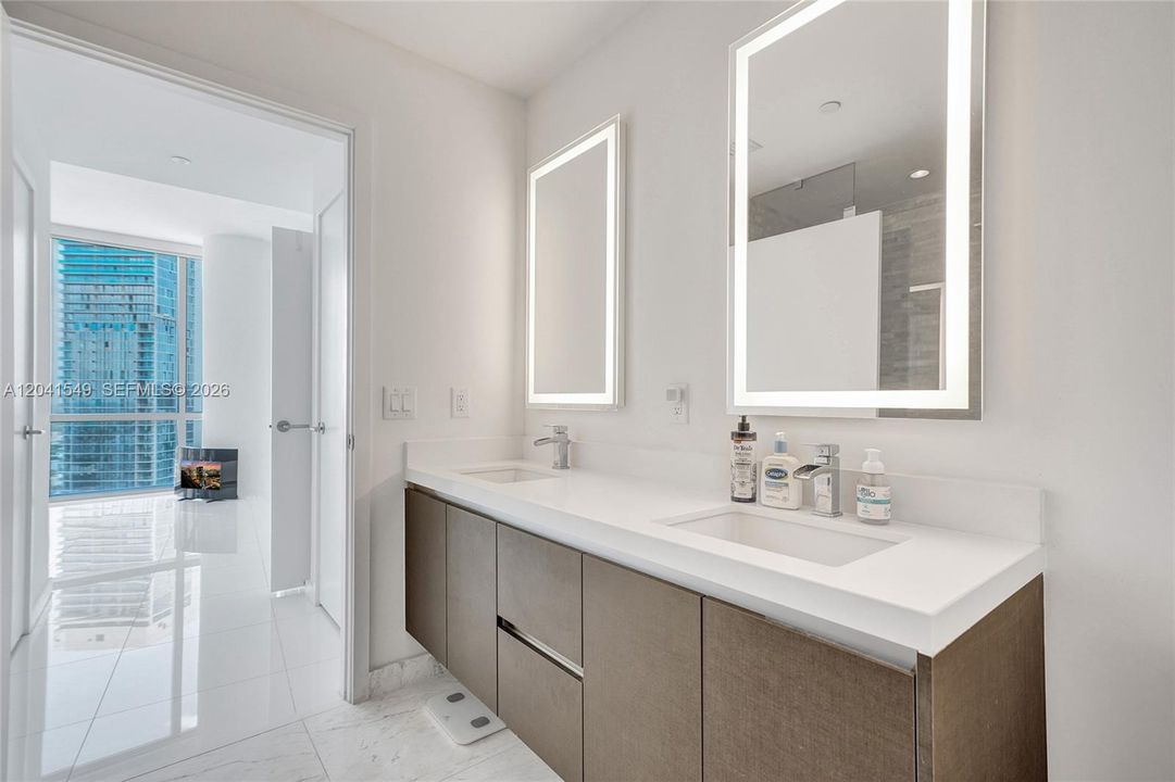 For Sale: $549,000 (1 beds, 2 baths, 1018 Square Feet)