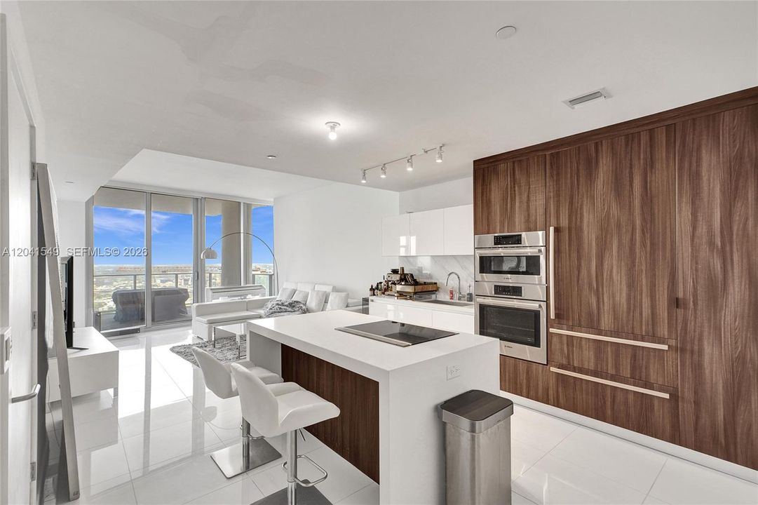 For Sale: $549,000 (1 beds, 2 baths, 1018 Square Feet)