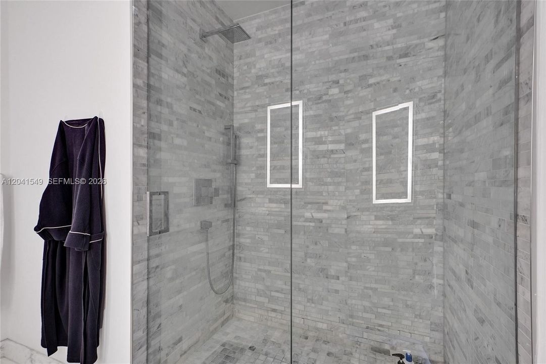 For Sale: $549,000 (1 beds, 2 baths, 1018 Square Feet)