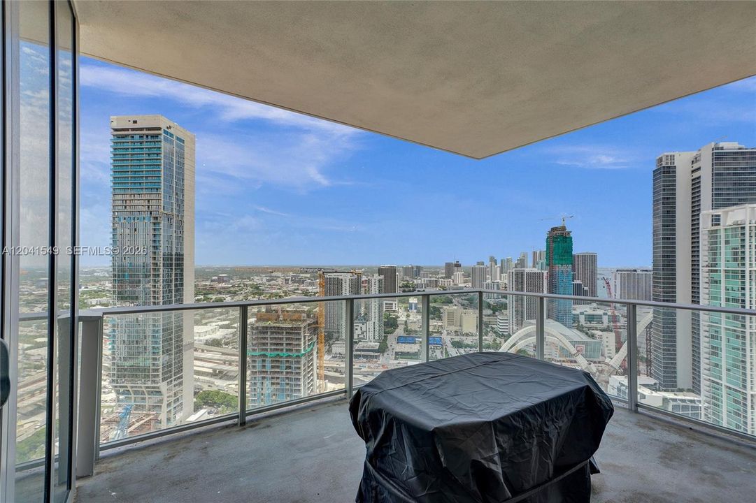 For Sale: $549,000 (1 beds, 2 baths, 1018 Square Feet)