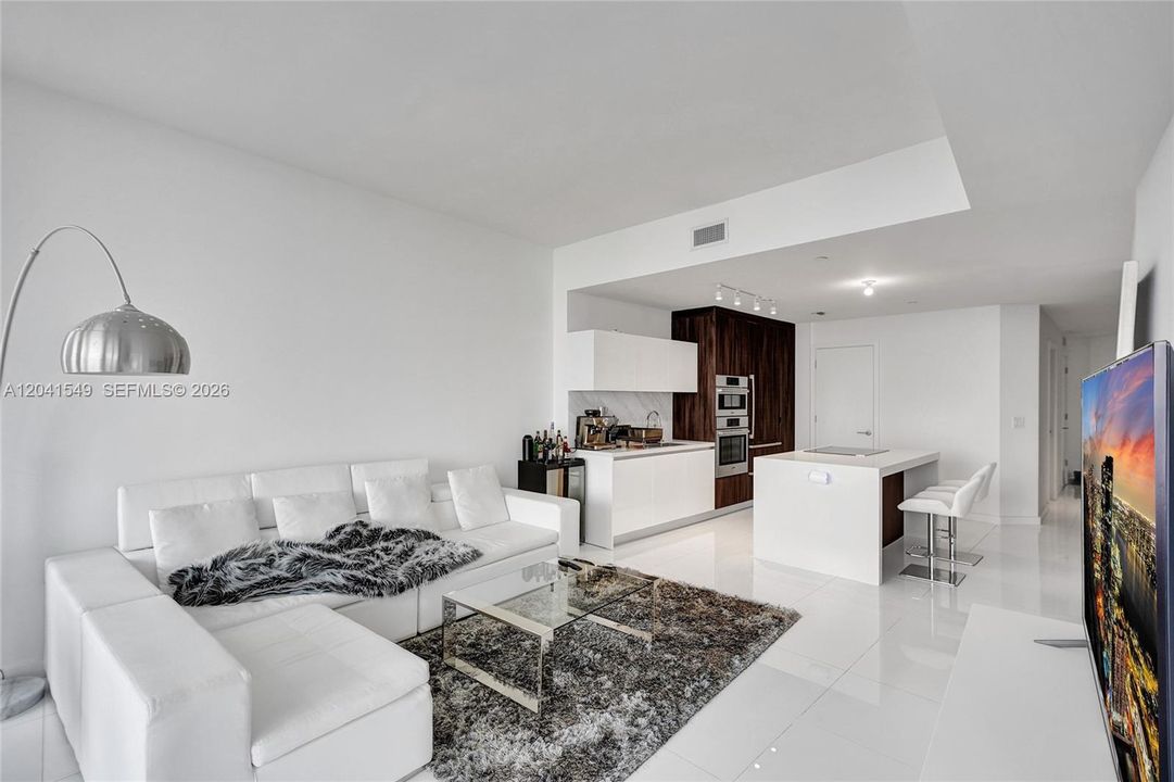 For Sale: $549,000 (1 beds, 2 baths, 1018 Square Feet)