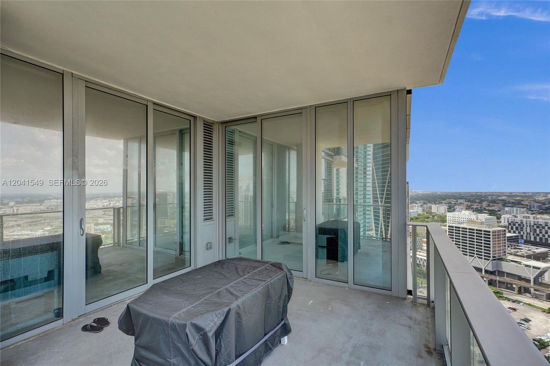 For Sale: $549,000 (1 beds, 2 baths, 1018 Square Feet)
