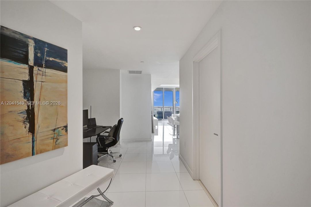 For Sale: $549,000 (1 beds, 2 baths, 1018 Square Feet)