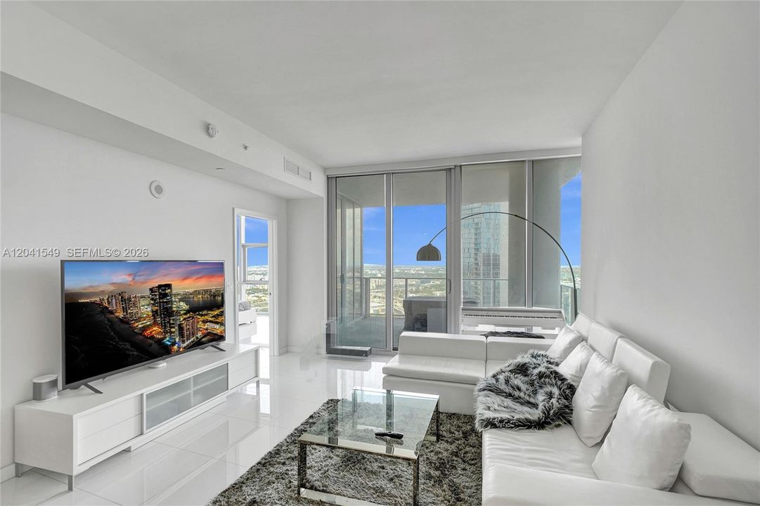 For Sale: $549,000 (1 beds, 2 baths, 1018 Square Feet)