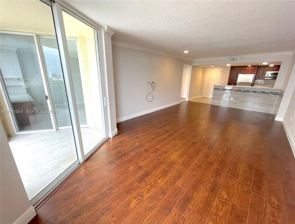 For Rent: $2,395 (1 beds, 1 baths, 870 Square Feet)