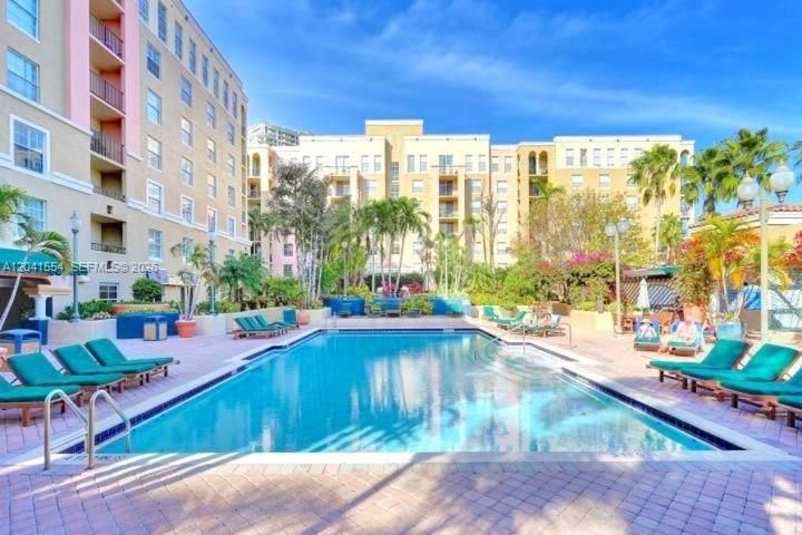 For Rent: $2,395 (1 beds, 1 baths, 870 Square Feet)