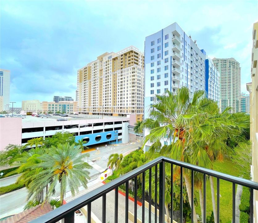 For Rent: $2,395 (1 beds, 1 baths, 870 Square Feet)