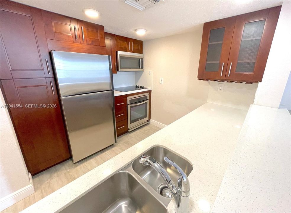For Rent: $2,395 (1 beds, 1 baths, 870 Square Feet)