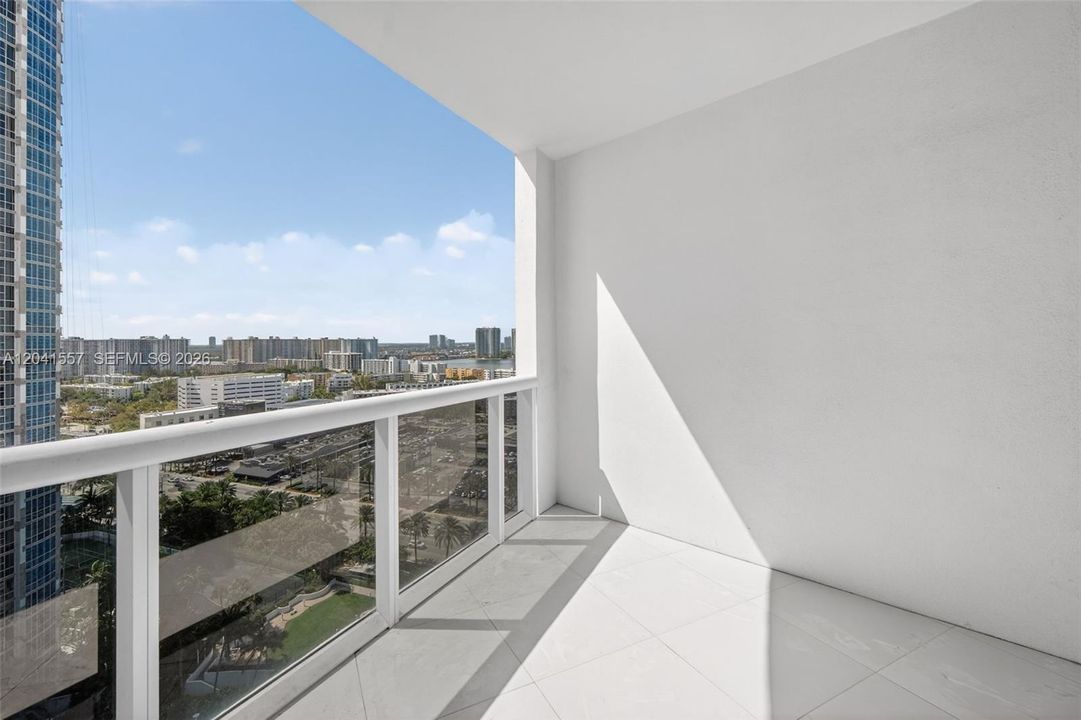 В аренду: $4,700 (1 спален, 1 ванн, 881 Квадратных фут)