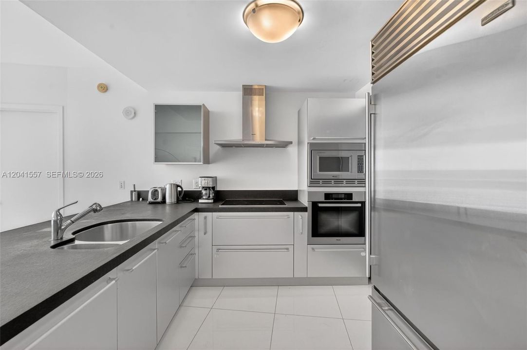 В аренду: $4,700 (1 спален, 1 ванн, 881 Квадратных фут)