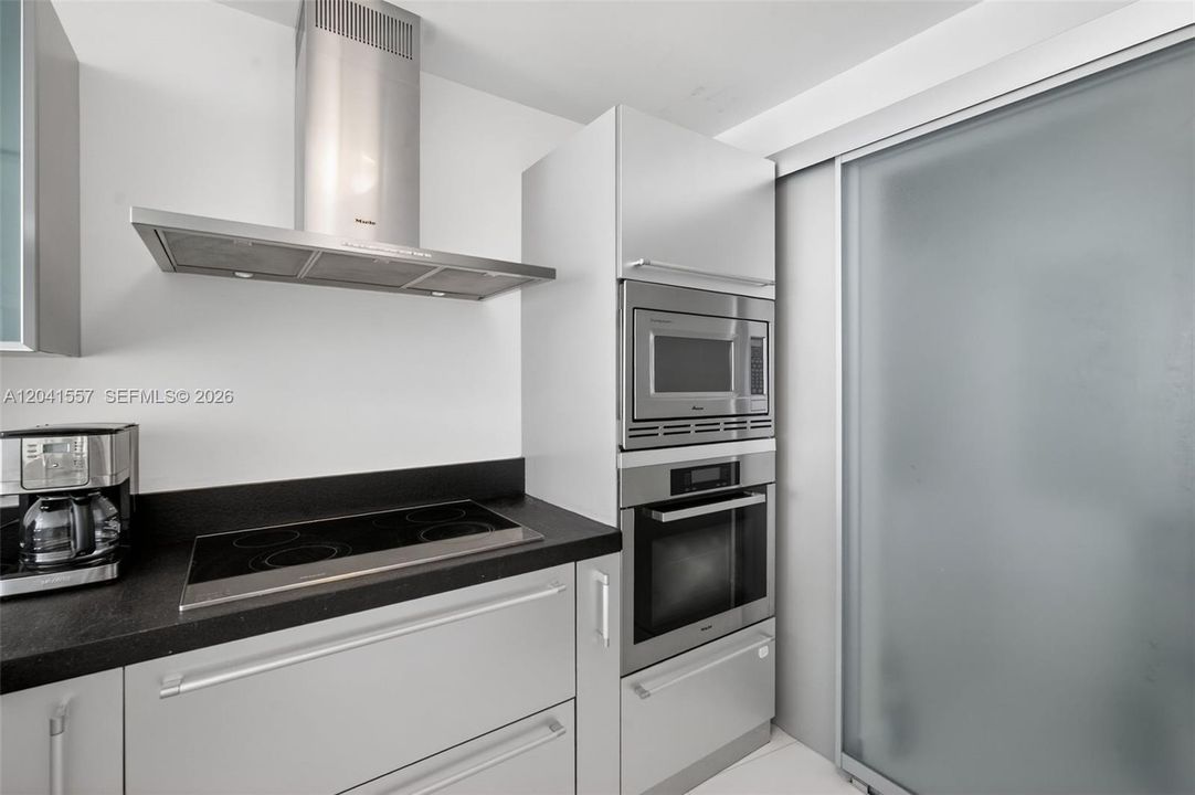 В аренду: $4,700 (1 спален, 1 ванн, 881 Квадратных фут)