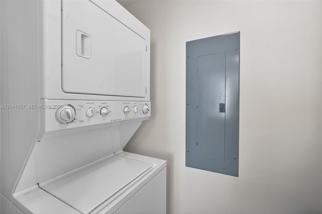 В аренду: $4,700 (1 спален, 1 ванн, 881 Квадратных фут)