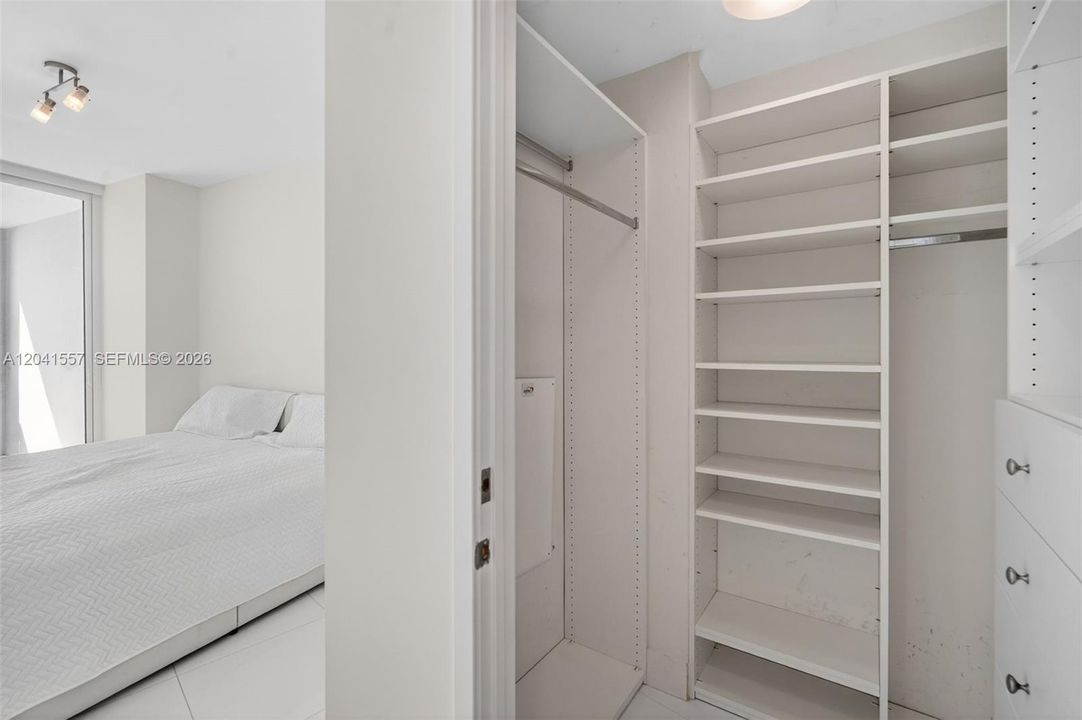 В аренду: $4,700 (1 спален, 1 ванн, 881 Квадратных фут)
