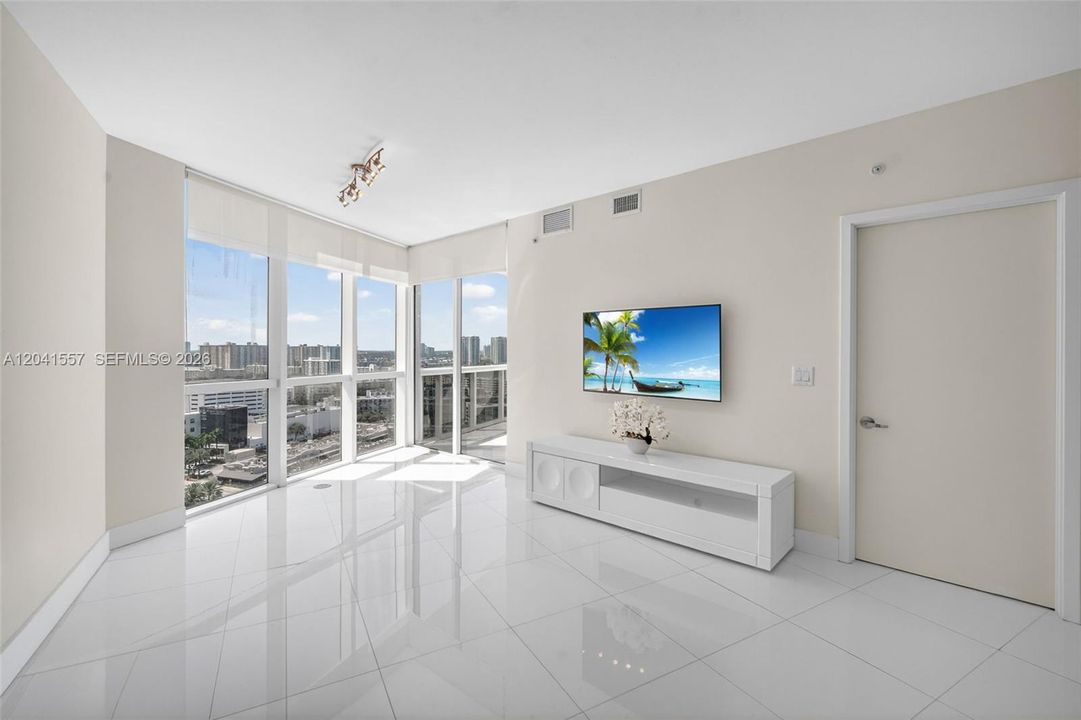 В аренду: $4,700 (1 спален, 1 ванн, 881 Квадратных фут)