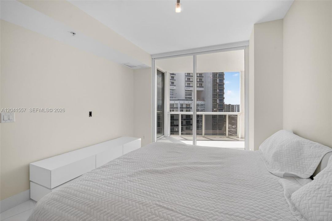 В аренду: $4,700 (1 спален, 1 ванн, 881 Квадратных фут)