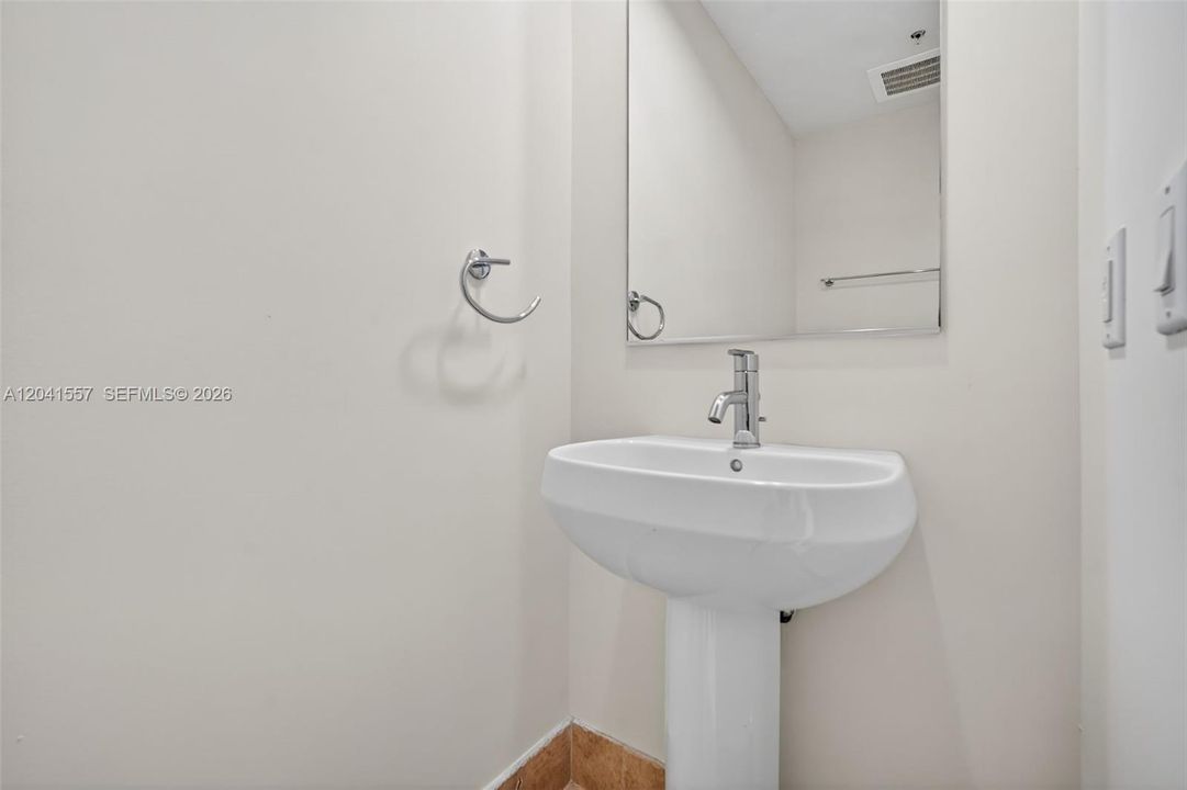 В аренду: $4,700 (1 спален, 1 ванн, 881 Квадратных фут)
