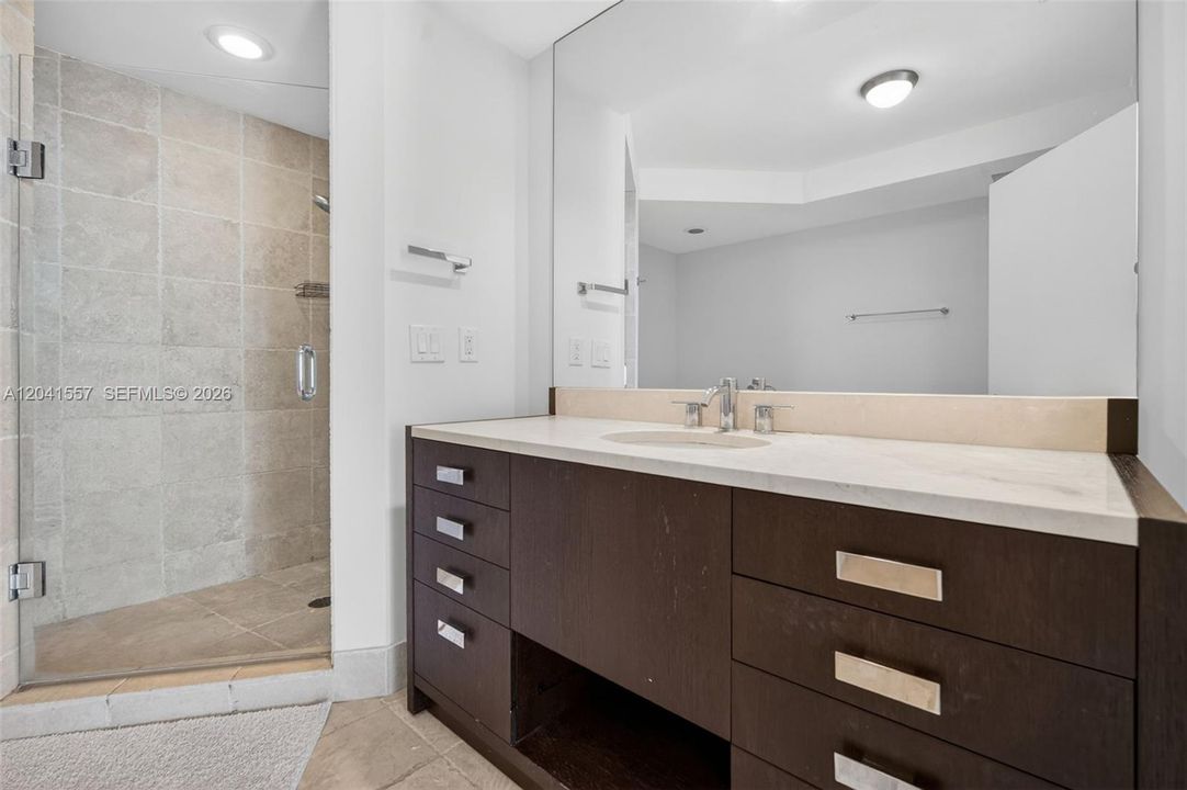 В аренду: $4,700 (1 спален, 1 ванн, 881 Квадратных фут)