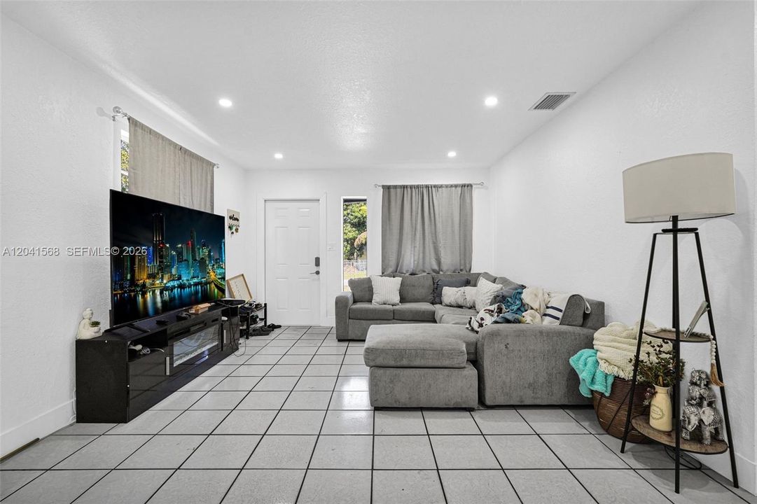 En Venta: $619,000 (3 camas, 2 baños, 1706 Pies cuadrados)