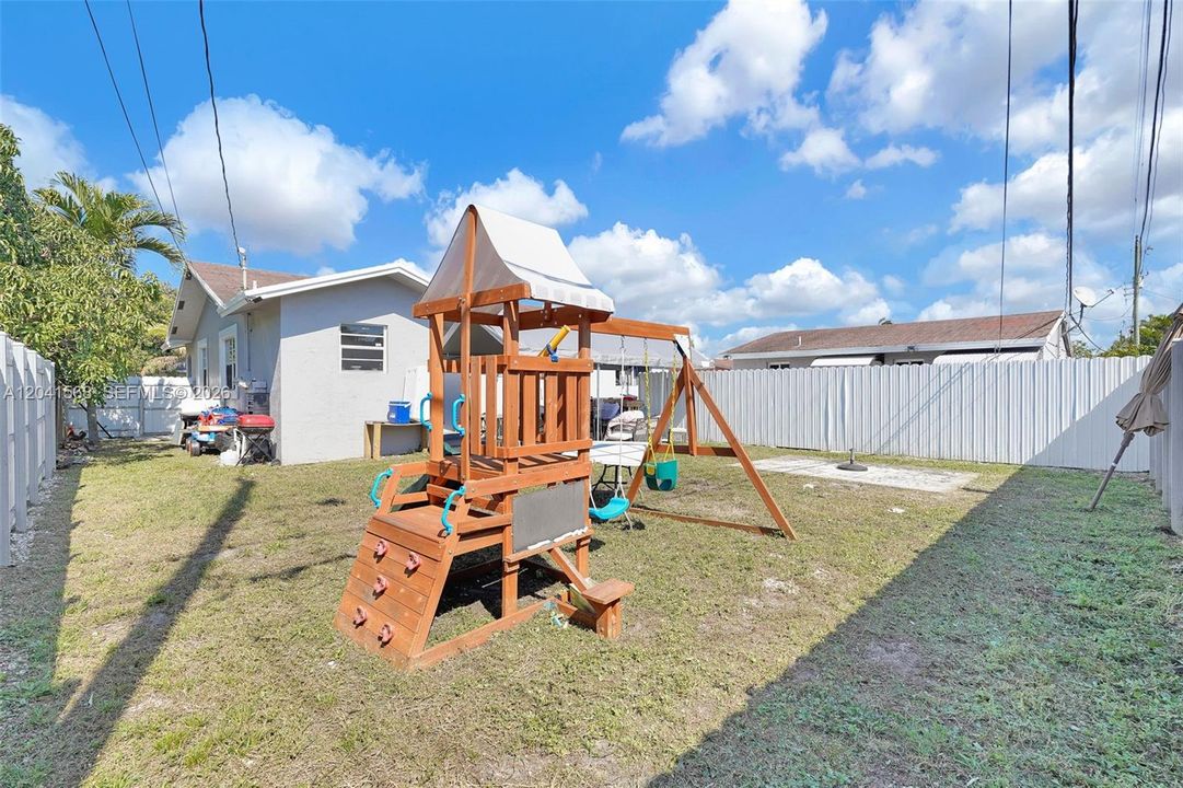 En Venta: $619,000 (3 camas, 2 baños, 1706 Pies cuadrados)