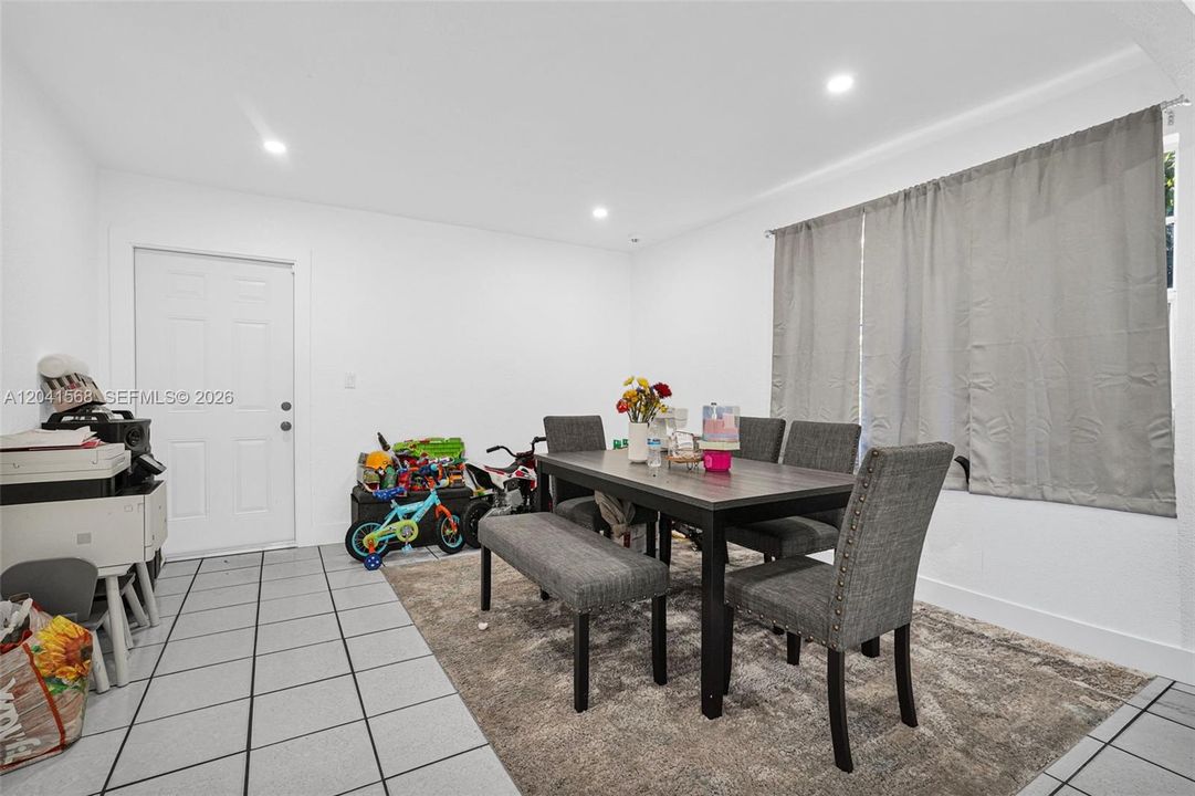 En Venta: $619,000 (3 camas, 2 baños, 1706 Pies cuadrados)