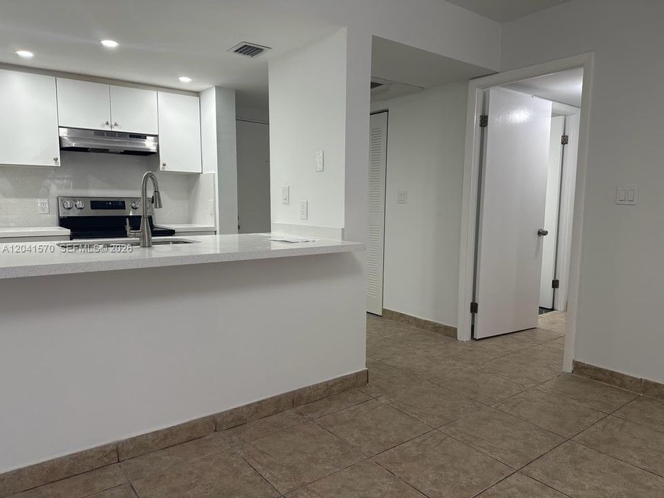 For Sale: $309,500 (2 beds, 2 baths, 992 Square Feet)