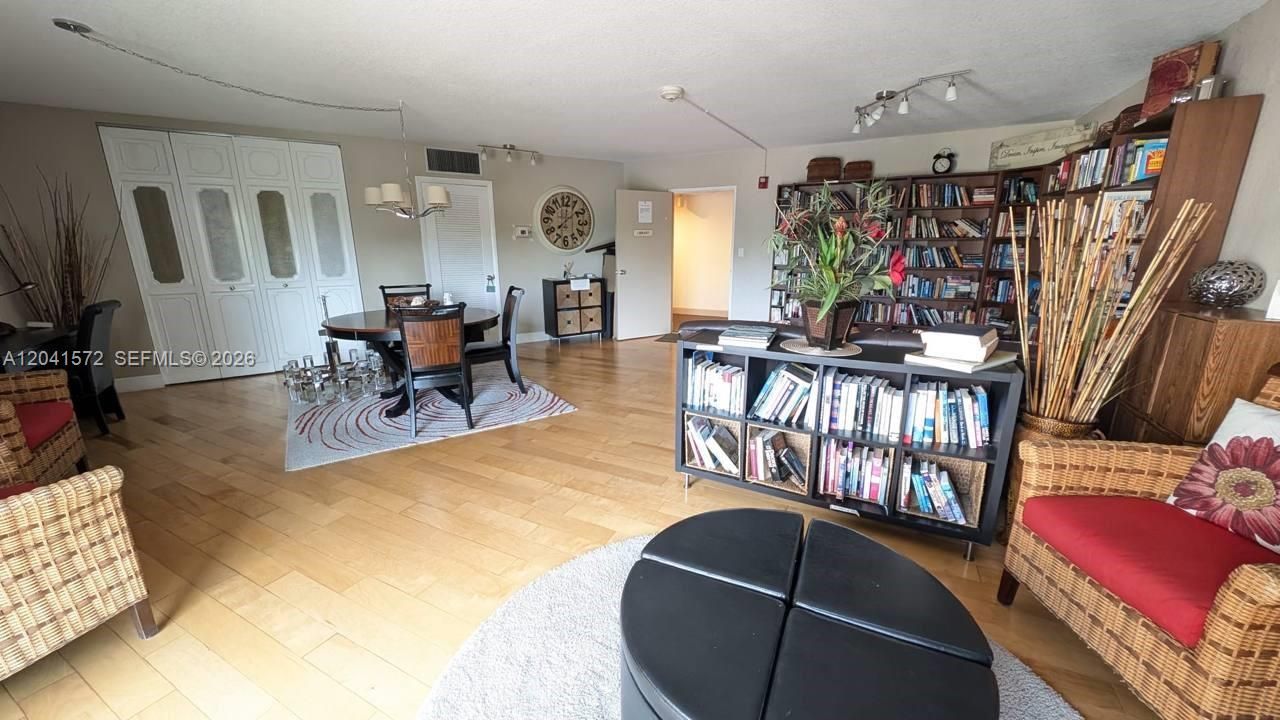 For Rent: $2,550 (2 beds, 2 baths, 1025 Square Feet)