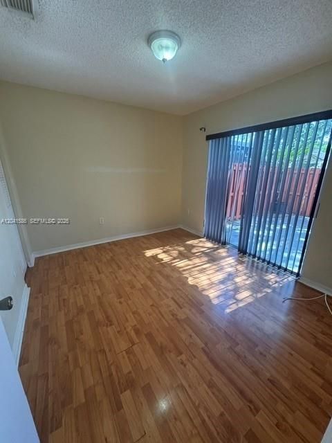 На продажу: $399,900 (2 спален, 2 ванн, 1160 Квадратных фут)