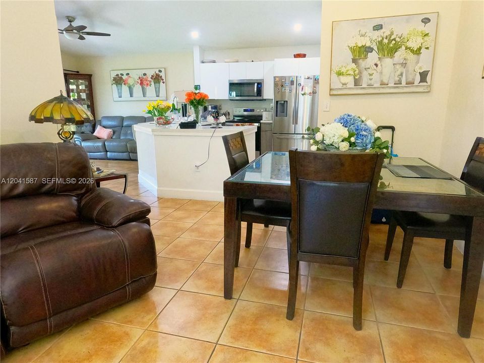 En Venta: $630,000 (3 camas, 2 baños, 1180 Pies cuadrados)