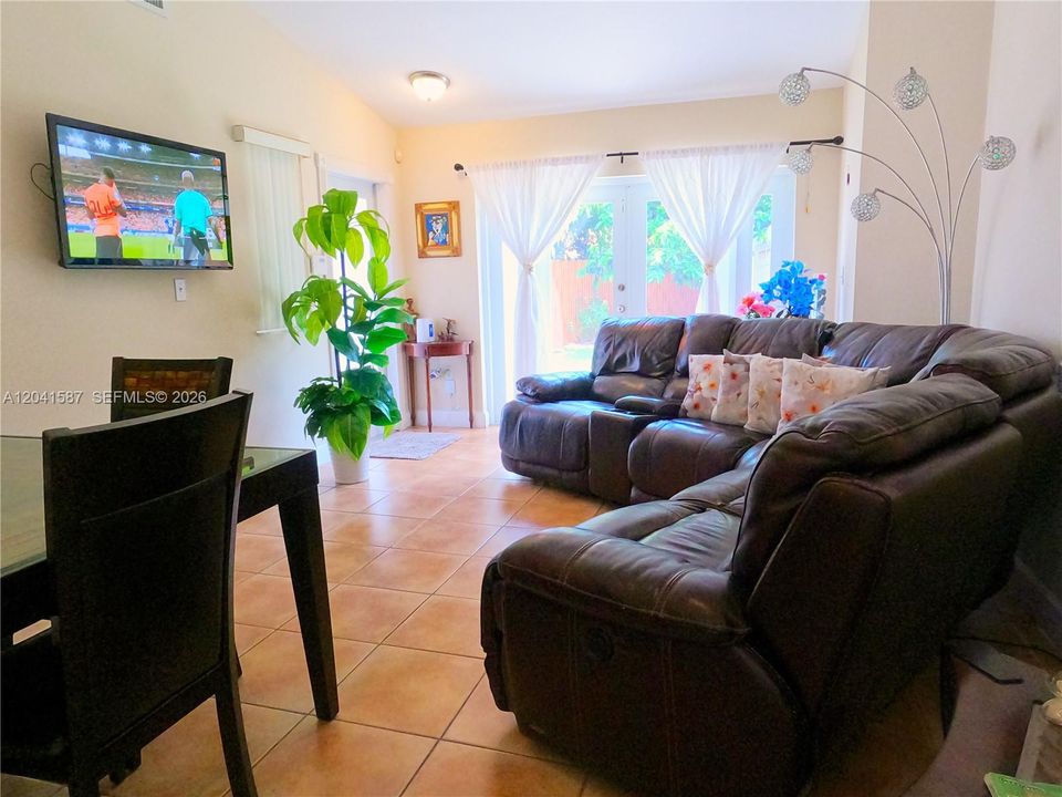 En Venta: $630,000 (3 camas, 2 baños, 1180 Pies cuadrados)