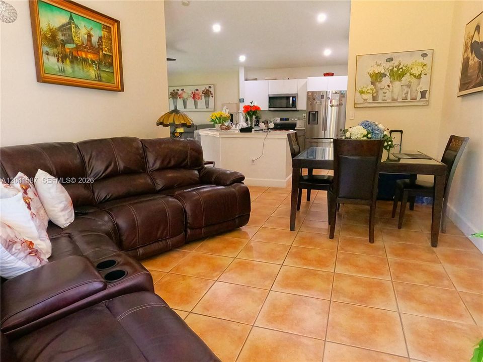 En Venta: $630,000 (3 camas, 2 baños, 1180 Pies cuadrados)