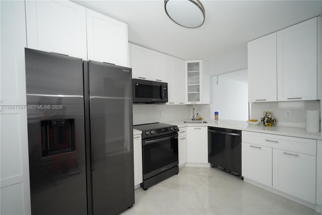 На продажу: $164,999 (2 спален, 2 ванн, 1162 Квадратных фут)