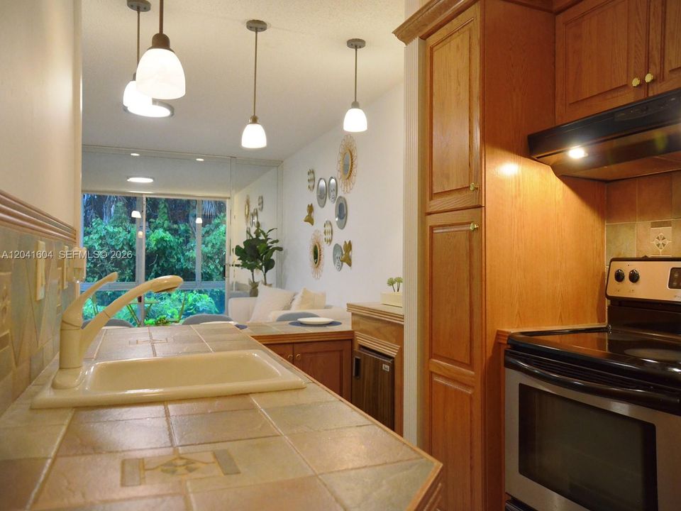 For Rent: $2,100 (1 beds, 1 baths, 756 Square Feet)