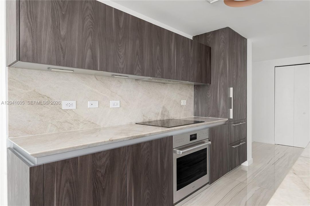 For Rent: $5,800 (1 beds, 1 baths, 959 Square Feet)