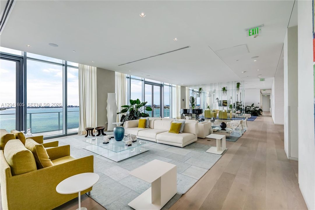 For Rent: $5,800 (1 beds, 1 baths, 959 Square Feet)