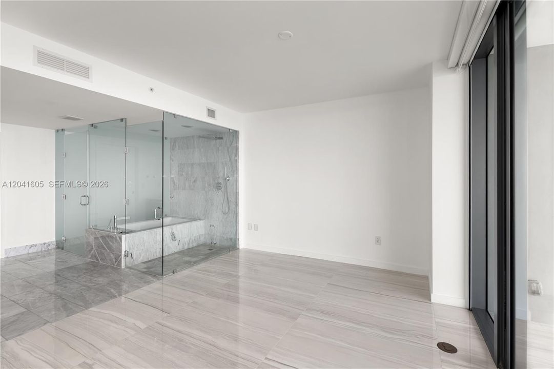 For Rent: $5,800 (1 beds, 1 baths, 959 Square Feet)