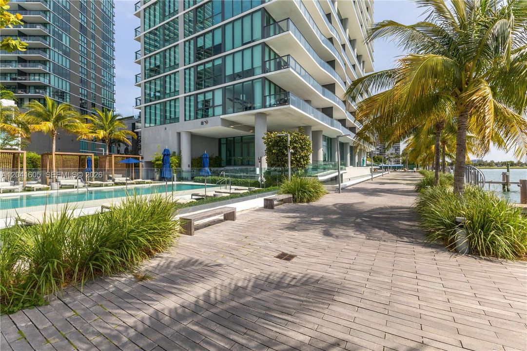 For Rent: $5,800 (1 beds, 1 baths, 959 Square Feet)
