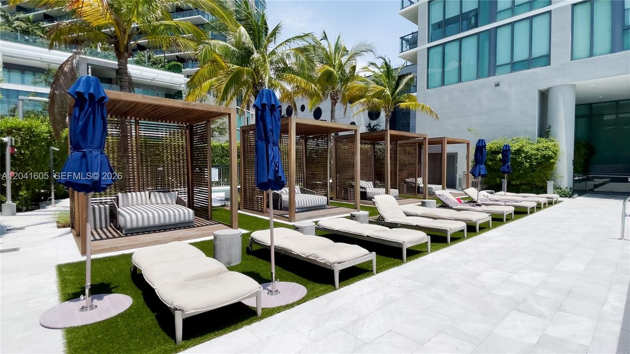 For Rent: $5,800 (1 beds, 1 baths, 959 Square Feet)