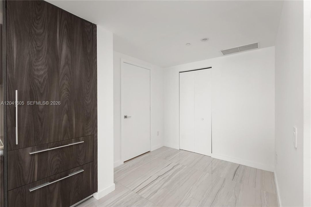 For Rent: $5,800 (1 beds, 1 baths, 959 Square Feet)