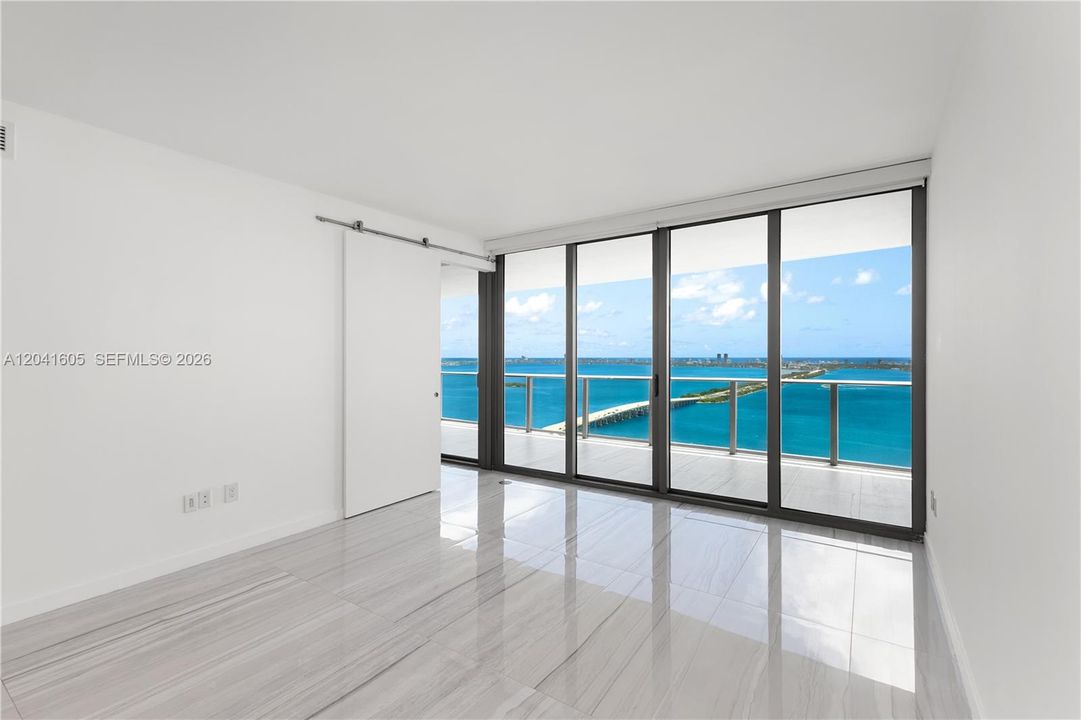 For Rent: $5,800 (1 beds, 1 baths, 959 Square Feet)