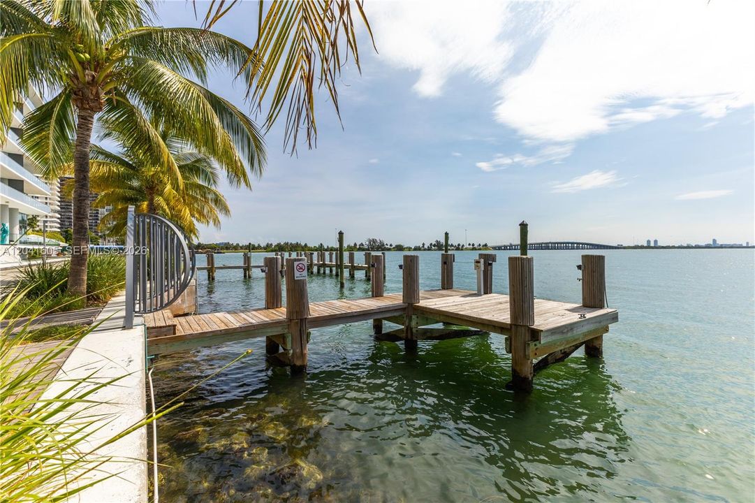 For Rent: $5,800 (1 beds, 1 baths, 959 Square Feet)