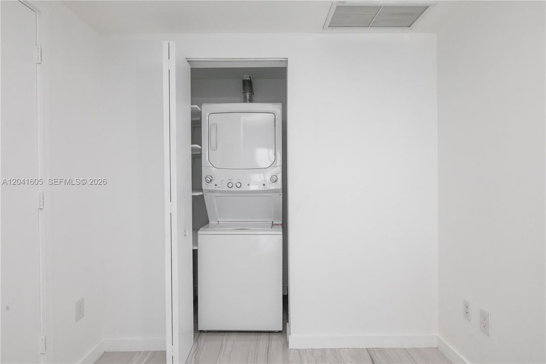 For Rent: $5,800 (1 beds, 1 baths, 959 Square Feet)