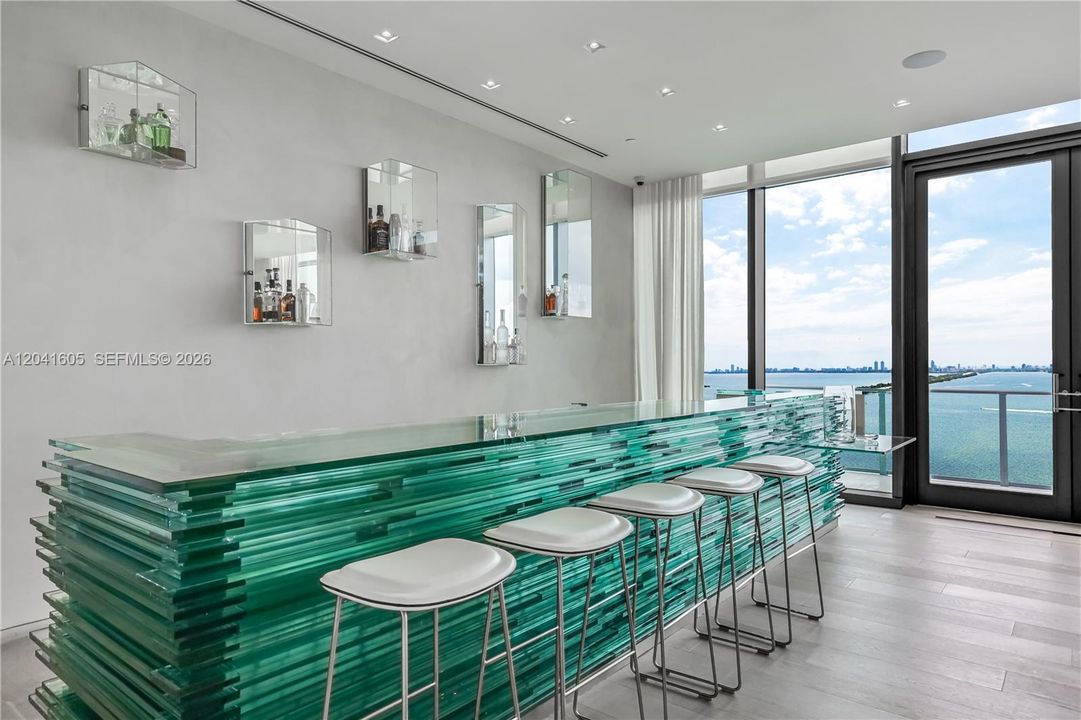 For Rent: $5,800 (1 beds, 1 baths, 959 Square Feet)