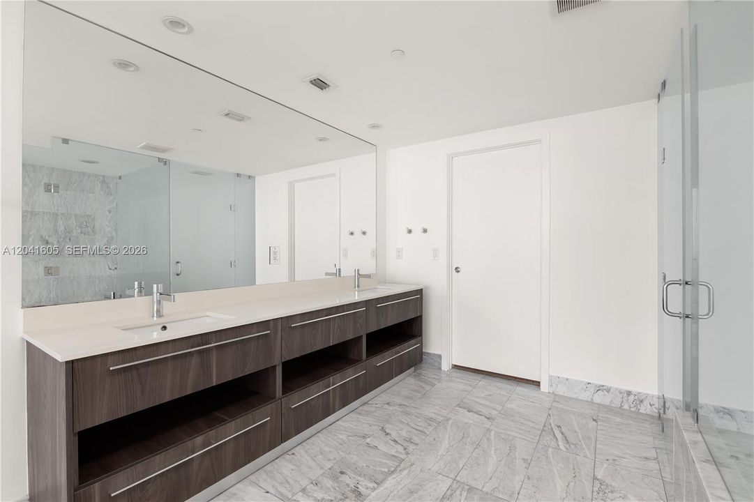 For Rent: $5,800 (1 beds, 1 baths, 959 Square Feet)