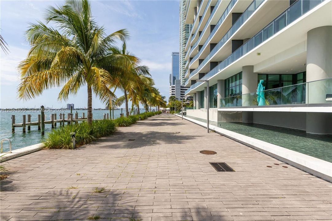 For Rent: $5,800 (1 beds, 1 baths, 959 Square Feet)