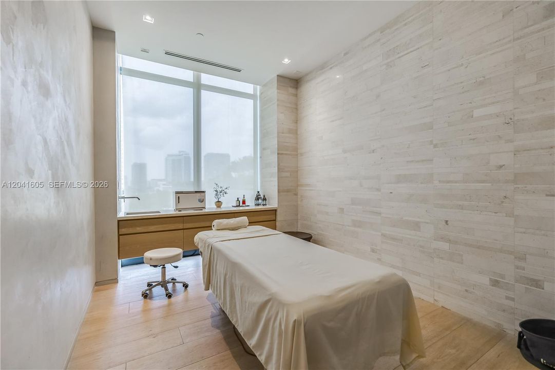 For Rent: $5,800 (1 beds, 1 baths, 959 Square Feet)