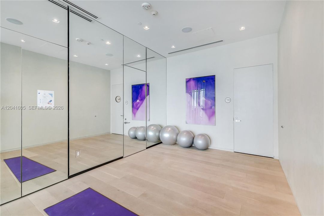 For Rent: $5,800 (1 beds, 1 baths, 959 Square Feet)