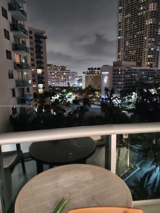 En Venta: $400,000 (1 camas, 1 baños, 812 Pies cuadrados)