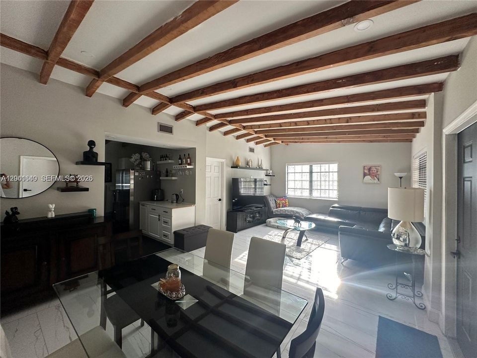 En Venta: $525,000 (4 camas, 2 baños, 1168 Pies cuadrados)