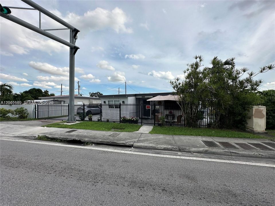 En Venta: $525,000 (4 camas, 2 baños, 1168 Pies cuadrados)