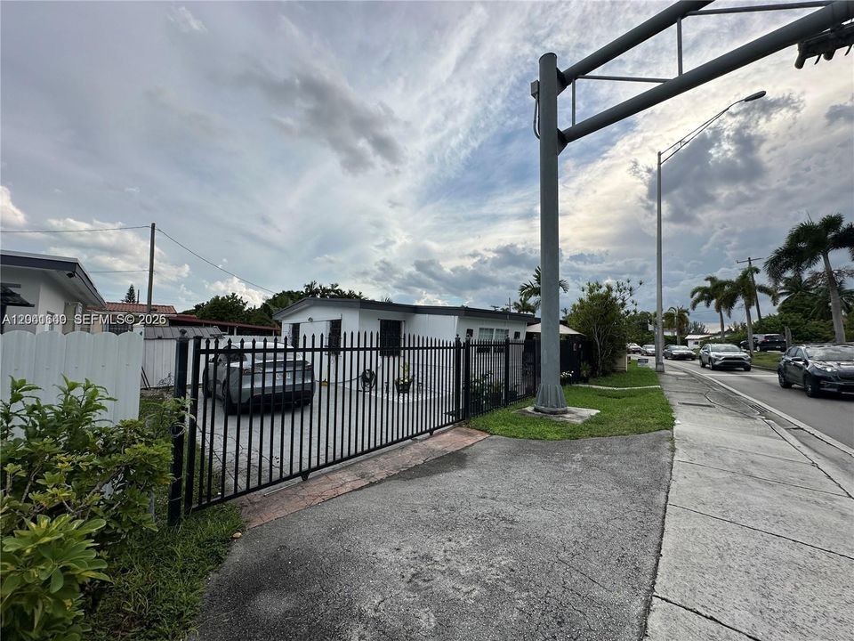En Venta: $525,000 (4 camas, 2 baños, 1168 Pies cuadrados)